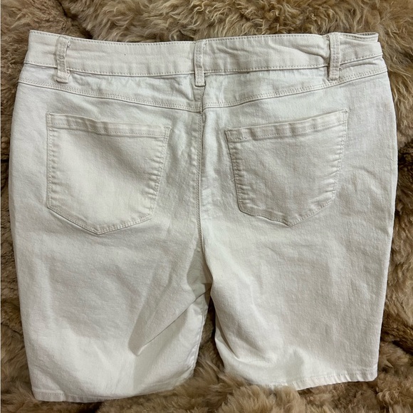 d.jeans brand size 14. Classic & comfy pair of cream colored shorts. - Picture 2 of 5